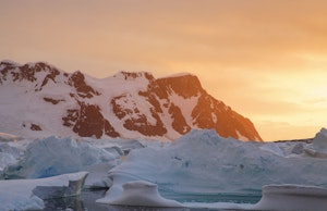 Giant icebergs at sunset, Bellinghausen Sea, Antarctica © Ron Niebrugge