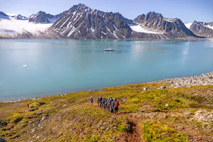 Travelers and Landscape ©Stefan Froehlich