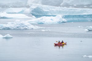 Guests Sea Kayaking in Antarctica© Yuki Davidoff